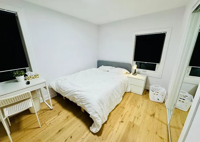 Spacious Room3, Airport, Free Pkg, Sep Entrance, New Reno, Shared Bathroom