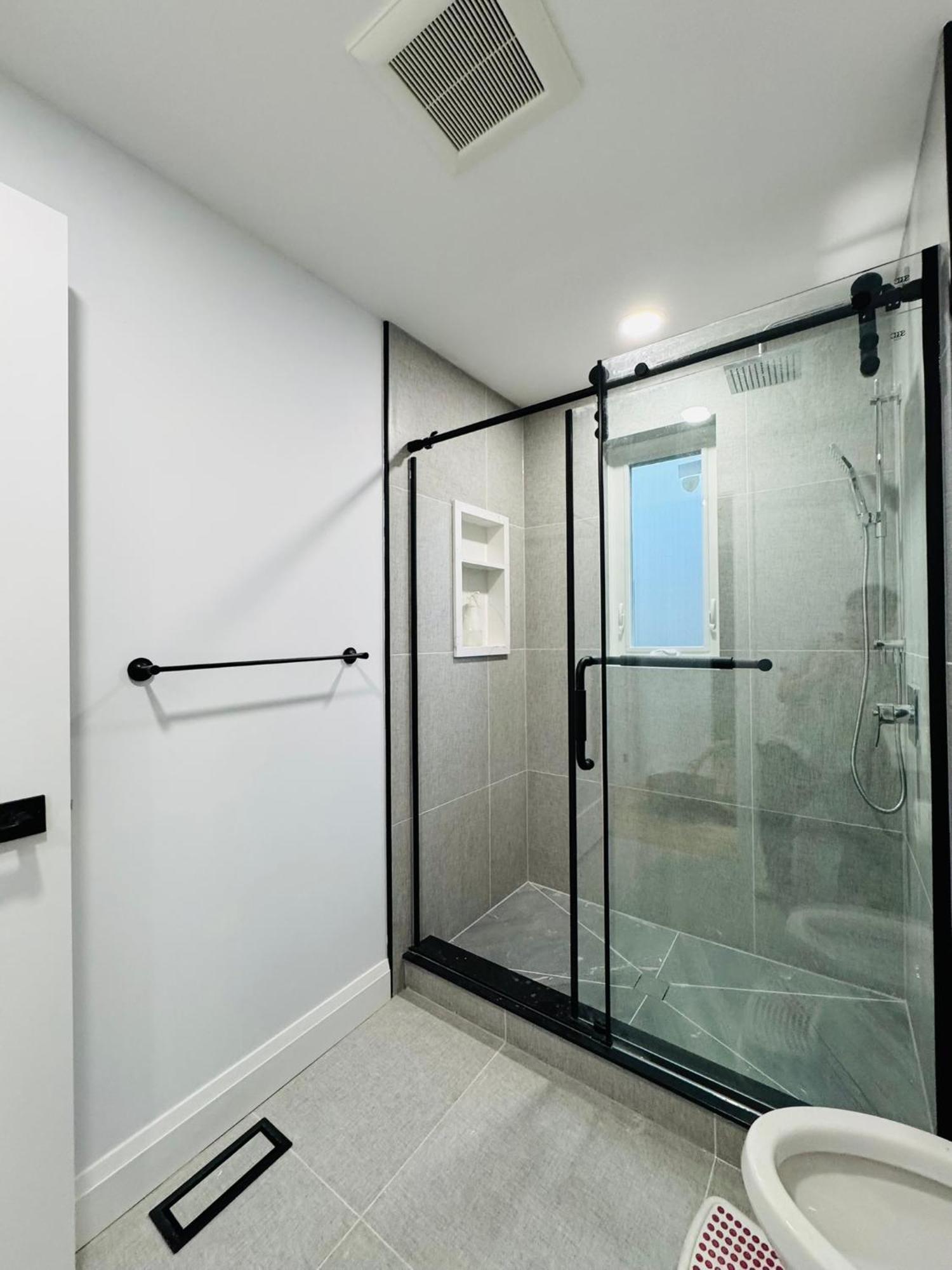 Apartment Spacious Room3, Airport, Free Pkg, Sep Entrance, New Reno, Shared Bathroom Toronto