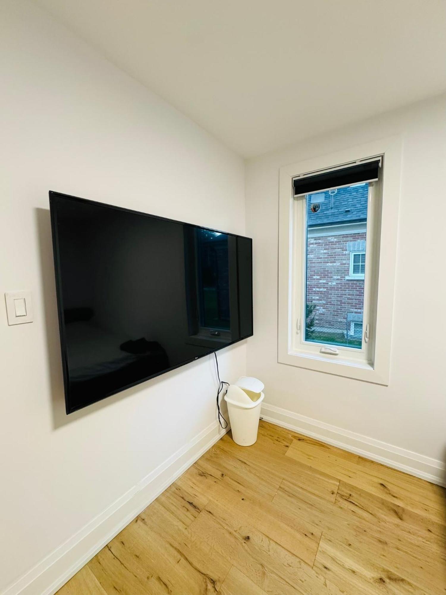 Spacious Room3, Airport, Free Pkg, Sep Entrance, New Reno, Shared Bathroom Toronto
