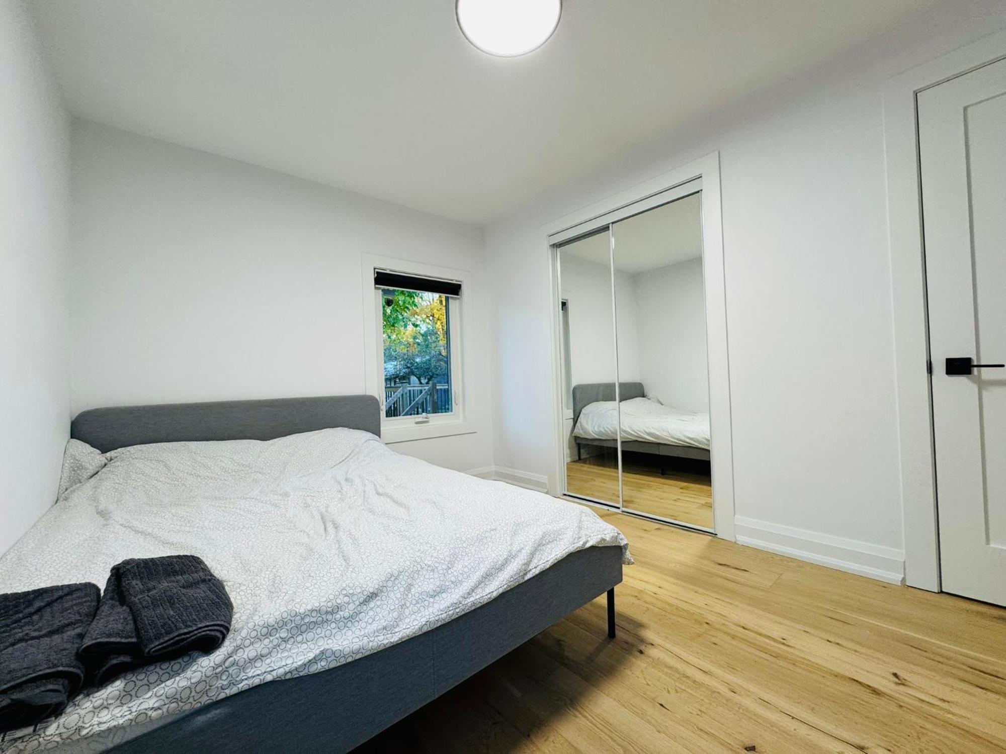 Apartment Spacious Room3, Airport, Free Pkg, Sep Entrance, New Reno, Shared Bathroom