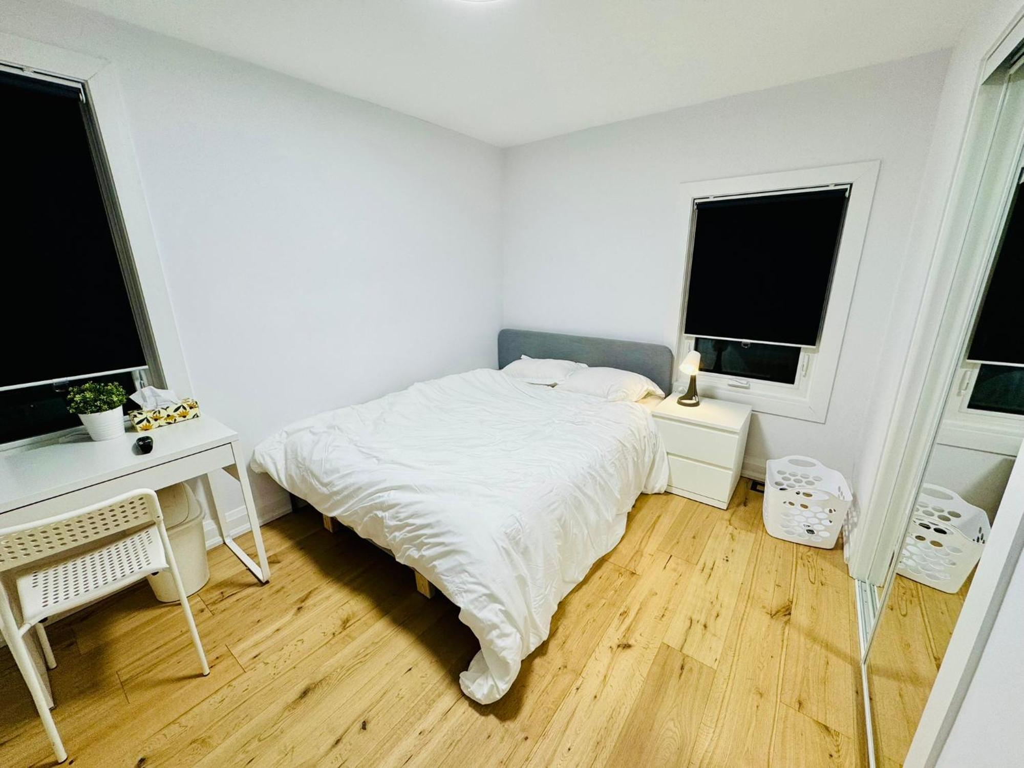 Spacious Room3, Airport, Free Pkg, Sep Entrance, New Reno, Shared Bathroom Apartment *