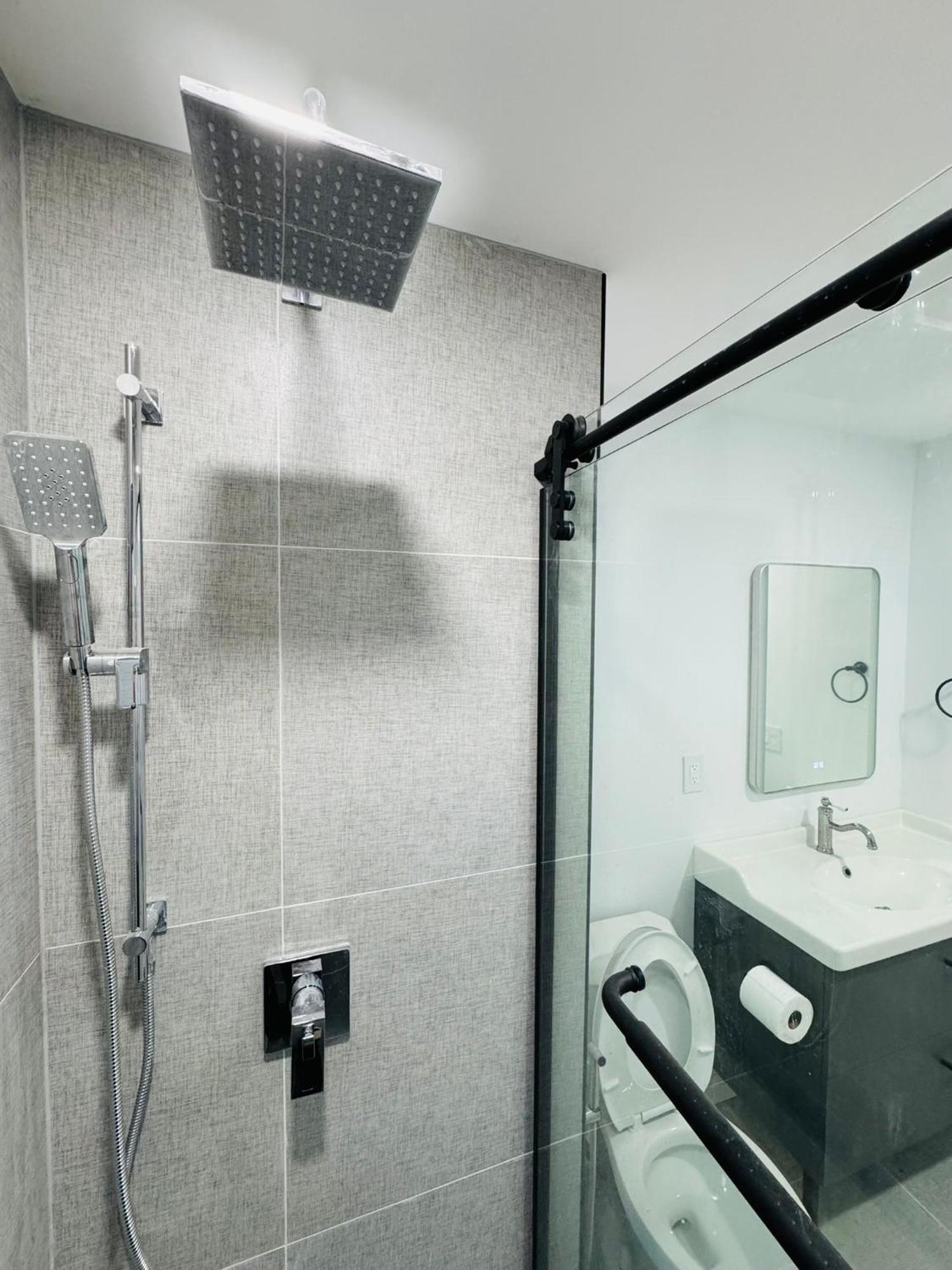 Apartment Spacious Room3, Airport, Free Pkg, Sep Entrance, New Reno, Shared Bathroom Toronto