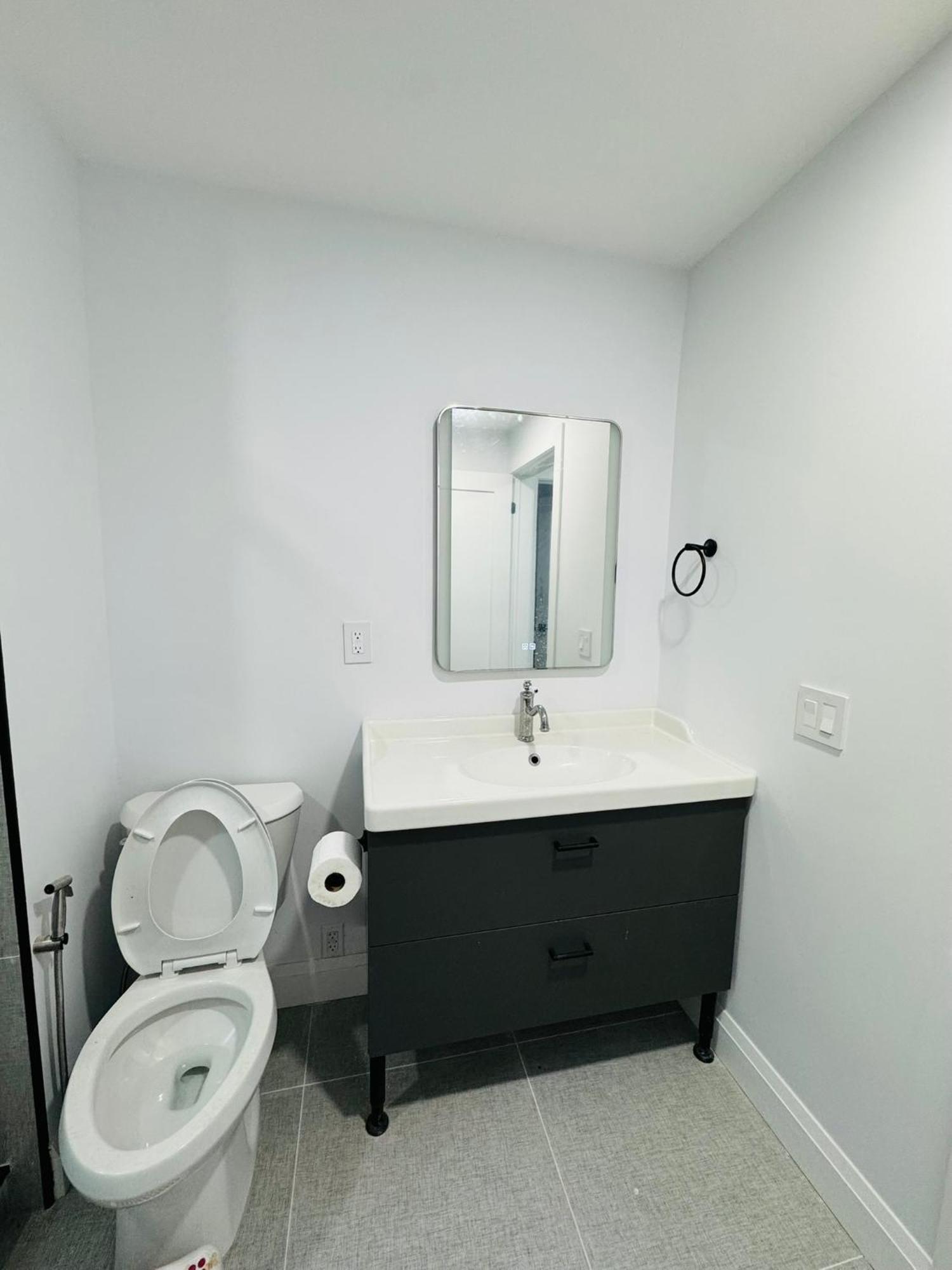 Spacious Room3, Airport, Free Pkg, Sep Entrance, New Reno, Shared Bathroom Toronto