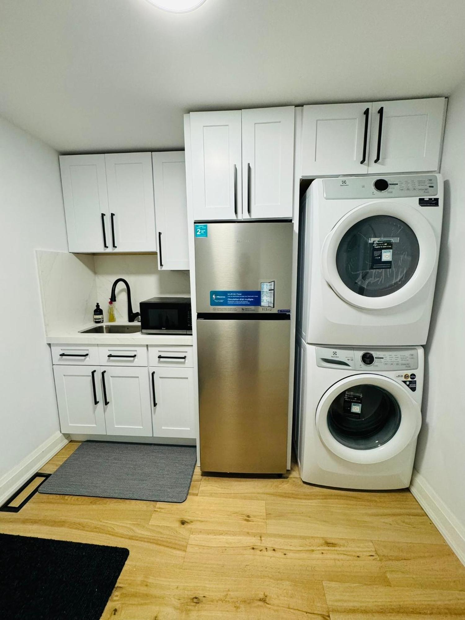 Apartment Spacious Room3, Airport, Free Pkg, Sep Entrance, New Reno, Shared Bathroom *
