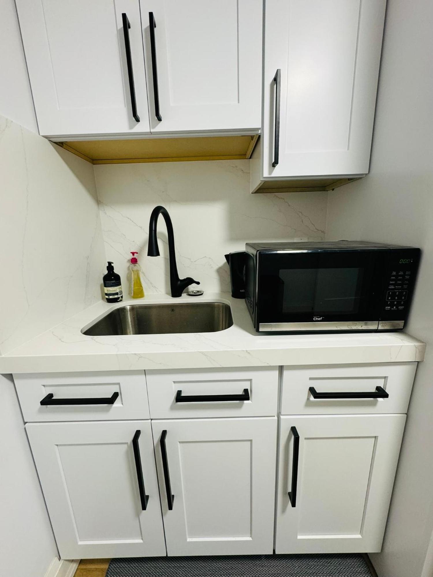 Spacious Room3, Airport, Free Pkg, Sep Entrance, New Reno, Shared Bathroom Toronto